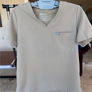 FIGS Women’s Catarina Scrub Top Medium in Beige